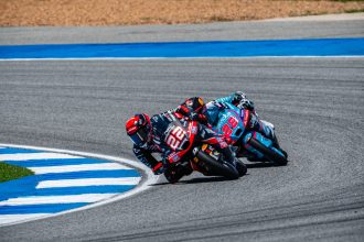 David Almansa (team Liqui Moly Dynavolt Intact, KTM, numéro 22) gagne le Grand Prix de Thaïlande en Moto3, 3 millièmes devant Maximo Quiles (CFMOTO Gaviot Aspar, KTM, 28); troisième place pour Valentin Perrone (Red Bull KTM Ajo)