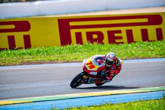 La pole Moto3 au Grand Prix du Brésil (Goiania) revient à Joel Esteban (numéro 78, team Level Up MTA, KTM), devant Valentin Perrone (Red Bull KTM Tech3) et Hakim Danish (Aeon Credit MT Helmets MSI, KTM); Veda Pretama (Honda Asia Team) est 4ème et le leader du championnat David Almansa (Liqui Moly Dynavolt Intact, KTM) 14ème