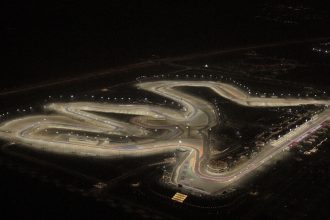 Le Grand Prix moto du Qatar, prévu du 10 au 12 avril sur le circuit de Losail, est repoussé au week-end du 8 novembre en raison de la guerre en Iran et de ses répercussions dans le golfe Persique; les Grand Prix du Portugal et la finale du championnat à Valence sont également repoussés, tous deux d&rsquo;une semaine, et auront lieu le 22 et le 29 novembre