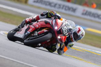 A 7 heures du drapeau à damier, il ne reste que deux pilotes suisses en course! Noan Vasta (photo) et son équipe Mana’Au Compétition (Honda, EWC) occupent la 14ème place. Cyril Van Rumste et le Team JN Competition (Kawasaki, Superstock) sont  42èmes