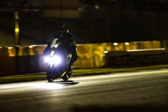 Après plus de 18 heures de course aux 24 Heures du Mans, le team officiel Yamaha (YART, numéro 1, catégorie EWC) mène le bal, devant le team BMW (EWC, 37) et le SERT (Suzuki, 12); le team Suisse Bolliger (Kawasaki, EWC, 8), sans pilote suisse pour la course, est pour l&rsquo;instant 9ème, 7ème de sa catégorie