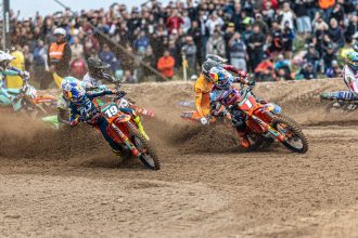 Victoire du tenant du titre et leader du championnat Simon Längenfelder (KTM, numéro 1) au Grand Prix de Sardaigne en MX2, devant son coéquipier Sacha Coenen (numéro 19) et Liam Everts (Husqvarna); Camden McLellan (Triumph) au pied du podium
