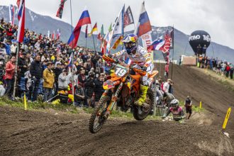 Le pilote KTM Sacha Coenen (numéro 19) remporte le Grand Prix du Trentin en MX2, devant Guillem Farres (Triumph) et Mathis Valin (Kawasaki); le champion en titre Simon Längenfelder (KTM, numéro 1), sixième, reste en tête du championnat mais n&rsquo;a plus que 3 points d&rsquo;avance sur Sacha Coenen