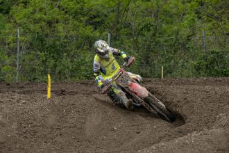 Jeffrey Herlings (Honda, numéro 84), avec une victoire et une deuxième place, a remporté le Grand Prix motocross du Trentin, devant Tim Gajser (Yamaha) et Tom Vialle (Honda); le leader du championnat Lucas Coenen (KTM, 12-3) prend la septième place; le Suisse Jeremy Seewer (Ducati) finit 21ème de la manche 1 et ne termine pas la manche 2 après une collision avec un autre pilote, heureusement sans gravité pour lui; son compatriote Nico Greutmann (team privé, Honda) finit les deux manches, hors des points (29-27)
