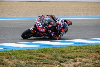 En Moto2 (moteurs Triumph), triomphe de Senna Agius (team Liqui Moly Dynavolt Intact, châssis Kalex, numéro 81) à Jerez, devant son coéquipier Manuel Gonzalez et Collin Veijjer (Red Bull KTM Ajo, Kalex)