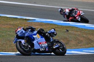 Alex Marquez (team privé Gresini, Ducati, numéro 73) remporte le Grand Prix d&rsquo;Espagne à Jerez, devant Marco Bezzecchi (Aprilia) et Fabio Di Giannantonio (team satellite VR46, Ducati); Marc Marquez (Ducati) a chuté alors qu&rsquo;il était deuxième; le coéquipier de Bezzecchi, Jorge Martin, finit au pied du podium, devant le spilotes Trackhouse Aprilia Ai Ogura et Raul Fernandez, Johann Zarco (LCR Honda), et Enea Bastianini (Tech3, KTM)