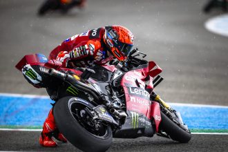 Parti de la pole position au Grand Prix d&rsquo;Espagne (Jerez), Marc Marquez (Ducati, numéro 93, photo) gagne la course Sprint après être tombé, sur une piste de plus en plus mouillée, devant son coéquipier Francesco Bagnaia (parti 9ème) et Franco Morbidelli (team VR46, Ducati, 18ème sur la grille de départ); quatrième place pour Brad Binder (KTM), devant Fabio Di Giannantonio (VR46), Raul Fernandez (Trackhouse, Aprilia), Fabio Quartararo (Yamaha), Johann Zarco (LCR Honda) et Luca Marini (Honda)