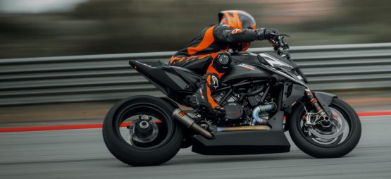 Nouveau – Une KTM 1390 Super Duke RR, et sa version pas pour la route