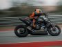 Nouveau – Une KTM 1390 Super Duke RR, et sa version pas pour la route