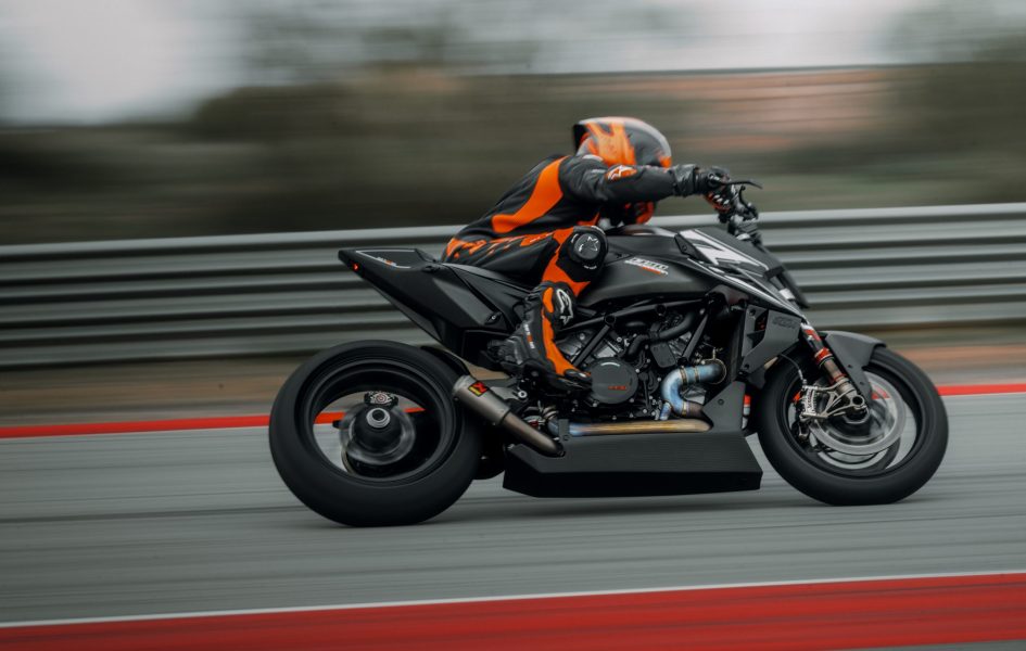 Nouveau – Une KTM 1390 Super Duke RR, et sa version pas pour la route