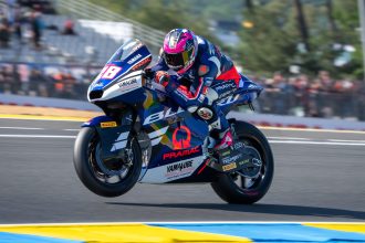 En Moto2 (moteurs Triumph), Izan Guevara (team BluCru Pramac Yamaha, châssis Boscoscuro, numéro 28) prend la pole au Grand Prix de France, devant Daniel Holgado (CFMOTO Inde Aspar, Kalex) et FIlip Salac (Only Fans American Racing, Kalex)