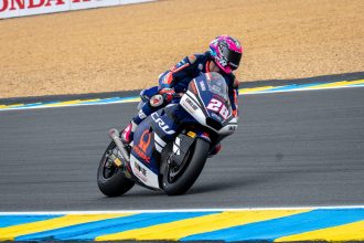 En Moto2 (moteurs Triumph), victoire d&rsquo;Izan Guevara (team Blu Cru Pramac Yamaha, châssis Boscoscuro, numéro 28) au Mans, devant le leader du championnat Manuel Gonzalez (Liqui Moly Dynavolt Intact, Kalex) et Ivan Ortola (QJ Motor – El Motorista – MSI, Kalex); Guevara  a à présent 9,5 points de retard au championnat sur Gonzalez
