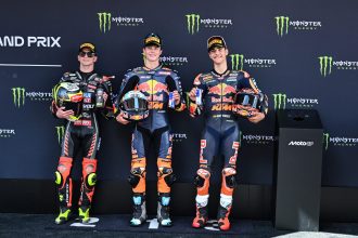 En Moto3, Valentin Perrone (team Red Bull KTM Tech3) prend la pole du Grand Prix de Catalogne (Barcelone), devant David Munoz (Liqui Moly Dynavolt Intact, KTM) et Brian Uriarte (Red Bull KTM Ajo); le leader du championnat Maximo Quiles (CFMOTO Gaviota Aspar, KTM) est 7ème