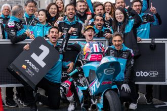 En Moto3, Maximo Quiles (team CFMOTO Gaviota Aspar, KTM, numéro 28) remporte le Grand Prix de France devant Adrian Fernandez (Leopard, Honda) et Matteo Bertelle (Level Up – MTA, Honda); Quiles est largement en tête du championnat