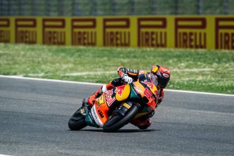 Parti de la quatrième position, Brian Uriarte (team Red Bull KTM Ajo, KTM, numéro 51) remporte la course Moto3 au Grand Prix d&rsquo;Italie, devant son coéquipier Alvaro Carpe et Hakim Danish (Aeon Credit – MT Helmets – MSI, KTM); 4ème place pour Adrian Fernandez (Leopard, Honda); le leader du championnat Maximo Quiles (CFMOTO Valresa Aspar, KTM) 11ème