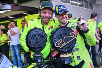 A Barcelone, Fabio Di Giannantonio (team VR46, Ducati) remporte le Grand Prix de Catalogne au terme d&rsquo;une course de 12 tours redémarrée après deux drapeaux rouges; Joan Mir (Honda) franchit la ligne deuxième mais perd plusieurs places pour pression des pneus non conforme; la deuxième place revient à Fermin Aldeguer (team Gresini, Ducati); Ai Ogura (Trackhouse, Aprilia) passe la ligne quatrième, mais écope lui aussi d&rsquo;une pénalité pour avoir fait tomber Pedro Acosta (KTM) dans le dernier tour; et donc la troisième revient à Francesco Bagnaia (Ducati), cinquième sur la ligne! Alex Marquez (Gresini) et Johann Zarco (LCR Honda), blessés, ont dû abandonner; Jorge Martin (Aprilia), deuxième du championnat, a chuté lors d&rsquo;un contact, et le leader du MotoGP Marco Bezzechi (Aprilia) a fini 4ème