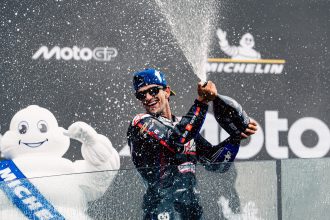 Le pilote Aprilia Jorge Martin remporte le Grand Prix de France, devant son coéquipier Marco Bezzecchi et Ai Ogura (team satellite Trackhouse, Aprilia); 4ème place pour Fabio Di Giannantonio (VR46, Ducati), devant Pedro Acosta (KTM) et Fabio Quartararo (Yamaha); Francesco Bagnaia (Ducati) est tombé alors qu&rsquo;il était deuxième