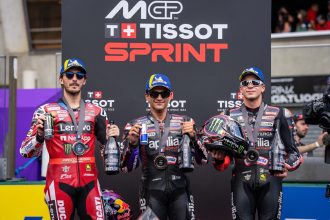 Parti de la 8ème position, Jorge Martin (Aprilia, numéro 89) gagne la course Sprint du Grand Prix de France, devant le poleman Francesco Bagnaia (Ducati) et le leader du championnat Marco Bezzecchi (Aprilia); 4ème place pour Pedro Acosta (KTM); devant Fabio Quartararo (Yamaha) et Joan Mir (Honda); le champion en titre Marc Marquez (Ducati), deuxième sur la grille de départ, a fait un highside alors qu&rsquo;il était septième en course, il est blessé au pied et va manquer le prochain GP, à Barcelone