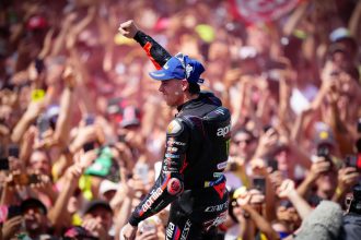 Marco Bezzecchi (Aprilia), déjà en tête du classement général provisoire du MotoGP, remporte le Grand Prix d&rsquo;Italie au Mugello, devant son coéquipier Jorge Martin; troisième place pour Francesco Bagnaia (Ducati) qui est resté devant durant la moitié de la course; Ai Ogura (team satellite Trackhouse, Aprilia) arrive au pied du podium, devant Fabio Di Giannantonio (VR46, Ducati), Pedro Acosta (KTM) et un Marc Marquez (Ducati) qui vient de subir une opération réparatrice à l&rsquo;épaule après sa chute en France
