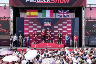 Le leader du championnat WorldSBK Nicolo Bulega (Ducati), parti de la pole à Aragon, a remporté la course 1 devant son coéquipier Iker Lecuona et Sam Lowes (team Marc VDS, Ducati); 4ème place pour Alex Lowes (Bimota by Kawasaki), 5ème pour Tommy Bridewell (Superbike Advocates, Ducati)