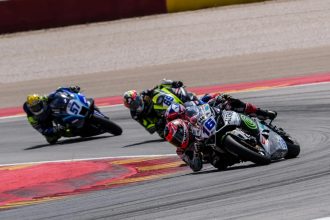Alessandro Zaccone (team Althea, Ducati, numéro 16) remporte la première course à Aragon (E), devant le leader du championnat Albert Arenas (AS Blu Cru, Yamaha) et Tom Booth-Amos (PTR, Triumph); Jaume Masia (Orelac, Ducati) a fini 5ème, Valentin Debise (Evan Bros, ZXMoto) 8ème et Can Öncü (Ten Kate, Yamaha), frappé par une pénalité au départ, 11ème; le Suisse Dominique Aegerter (Kawasaki), parti 20ème, a pris la 17ème place