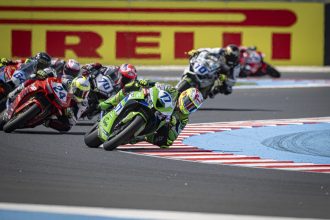 Qualifié en 19ème position à Balaton Park (Hongrie), le Suisse Dominique Aegerter (team Kawasaki, numéro 77) a pu gagner quelques places dans la course 1 le samedi, profitant notamment de nombreux abandons et chutes, pour finir en 12ème place; le dimanche, dans la course 2, il a eu moins de succès et a pris l&rsquo;unique point de la 15ème place