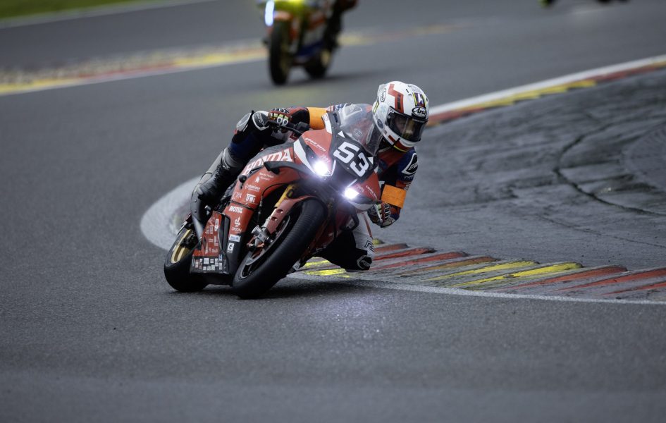 Le seul Suisse à terminer les 8 heures de Spa sur ses deux roues est fribourgeois et porte le numéro 53