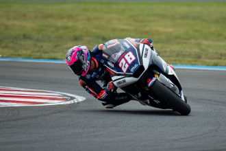 En Moto2 (moteurs Triumph), Izan Guevara (team BluCru Pramac Yamaha, châssis Boscoscuro, numéro 28) prend la pole au Grand Prix de Hongrie (Balaton Park), devant Filip Salac (Only Fans, Kalex) et Senna Agius (Liqui Moly Dynavolt Intact, Kalex); le leader du championnat Manuel Gonzalez (Intact) 4ème