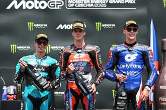 En Moto2 (moteurs Triumph), Ivan Ortola (team QJMotor – Exocom – MSI, châssis Kalex) remporte le Grand Prix de la République tchèque, devant David Alonso (CFMOTO Inde Aspar, Kalex) et Filip Salac (Only Fans, Kalex); le leader du championnat Manuel Gonzalez (Liqui Moly Dynavolt Intact, Kalex) finit 5ème, derrière son coéquipier Senna Agius