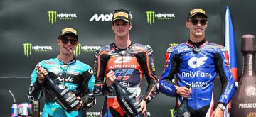 En Moto2 (moteurs Triumph), Ivan Ortola (team QJMotor – Exocom – MSI, châssis Kalex) remporte le Grand Prix de la République tchèque, devant David Alonso (CFMOTO Inde Aspar, Kalex) et Filip Salac (Only Fans, Kalex); le leader du championnat Manuel Gonzalez (Liqui Moly Dynavolt Intact, Kalex) finit 5ème, derrière son coéquipier Senna Agius