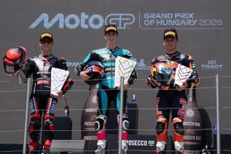 Le leader du championnat Moto3 Maximo Quiles (team CFMOTO Gaviota Aspar, KTM) a remporté le Grand Prix de Hongrie, devant David Almansa (Liqui Moly Dynavolt Intact, KTM) et Alvaro Carpe (Red Bull KTM Ajo)