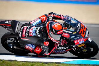 David Almansa (team Liqui Moly Dynavolt Intact, KTM, numéro 22) prend la pole Moto3 au Grand Prix de la République tchèque (Brno), devant Hakim Danish (AEON Credit – MT Helmets – MSI, KTM) et Maximo Quiles (CFMOTO Gaviota Aspar, KTM); mais une pénalité pour Danish donne la deuxième place à Quiles, et la troisième à Alvaro Carpe (Red Bull KTM Ajo)
