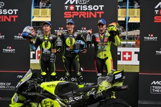 Raul Fernandez (team Superfile Trackhouse, Aprilia) gagne la course Sprint du Grand Prix TT d&rsquo;Assen en MotoGP, devant son coéquipier Ai Ogura et Fabio Di Giannantonio (VR46, Ducati); 4ème place pour le leader du championnat Marco Bezzecchi (Aprilia); Francesco Bagnaia (Ducati) franchit la ligne 6ème derrière le poleman Jorge Martin (Aprilia) et juste devant son coéquipier Marc Marquez (Ducati) mais écope d&rsquo;une pénalité pour avoir mordu dans le bleu et se retrouve 7ème, derrière Marc Marquez, devant Enea Bastianini (Tech3, KTM) et Pedro Acosta (KTM)
