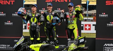 Raul Fernandez (team Superfile Trackhouse, Aprilia) gagne la course Sprint du Grand Prix TT d&rsquo;Assen en MotoGP, devant son coéquipier Ai Ogura et Fabio Di Giannantonio (VR46, Ducati); 4ème place pour le leader du championnat Marco Bezzecchi (Aprilia); Francesco Bagnaia (Ducati) franchit la ligne 5ème devant le poleman Jorge Martin (Aprilia) mais écope d&rsquo;une pénalité pour avoir mordu dans le vert et se retrouve 7ème, derrière son coéquipier marc Marquez, devant Enea Bastianini (Tech3, KTM) et Pedro Acosta (KTM)