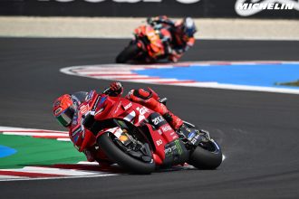 Le champion en titre Marc Marquez (Ducati, numéro 93), encore un peu convalescent, s&rsquo;est adjugé le Grand Prix de Hongrie, 1,3 seconde devant Pedro Acosta (KTM), et près de 13 secondes devant son équipier Francesco Bagnaia; 4ème place pour Ai Ogura (team Trackhouse, Aprilia), devant Luca Marini (Honda) et Diogo Moreira (LCR Honda); abandon du leader du championnat Marco Bezzecchi, balayé au premier virage par son équipier Jorge Martin (abandon), tout comme Raul Fernandez (Trackhouse) et Fermin Aldeguer (team Gresini, Ducati); Martin écope d&rsquo;une pénalité Long Lap pour le prochain Grand Prix