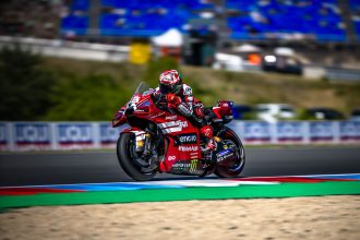Francesco Bagnaia (Ducati, numéro 63), parti de la 3ème position, remporte la course Sprint du Grand Prix de la République tchèque (Brno), devant le poleman Ai Ogura (Superfile Trackhouse, Aprilia) et Marc Marquez (Ducati, parti de la 5ème place); Fabio Di Giannantonio (VR46, Ducati) échoue au pied du podium, devant Jorge Martin (Aprilia), Raoul Fernandez (Trackhouse), Enea Bastianini (Tech3, KTM), Fermin Aldeguer (Gresini, Ducati) et Brad Binder (KTM); chute et abandon de Pedro Acosta (KTM), Diogo Moreira (LRC Honda) et de Marco Bezzecchi, qui a reçu une interdiction de course pour dimanche en raison d&rsquo;un comportement incorrect envers les commissaires de piste