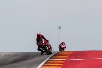Nicolo Bulega (Ducati, numéro 11) s&rsquo;impose dans les trois courses à Aragon, devant son coéquipier Iker Lecuona (numéro 7) et Sam Lowes (team Elf Marc VDS, Ducati); Alex Lowes (Bimota by Kawasaki) meilleur pilote non Ducati, avec une 4ème, une cinquième et une quatrième places