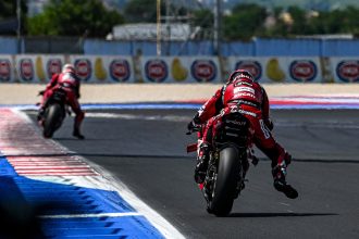 Le leader du championnat WorldSBK Nicolo Bulega (Ducati, numéro 11) a remporté la course Superpole (courte) dimanche à Misano, devant son équipier Iker Lecuona (numéro 7) et Yari Montella (team privé Barni, Ducati); le premier pilote sur une machine qui n&rsquo;était pas une Ducati était Axel Bassani (team Bimota by Kawasaki), 4ème