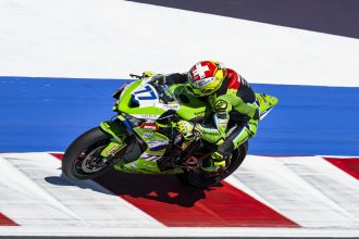 Qualifié sur la sixième rangée (18ème) à Misano, le Suisse Dominique Aegerter (Kawasaki, numéro 77) réussit à reprendre des places et à marquer des points sur l&rsquo;asphalte brûlant de Misano, il finit la course 1 WorldSSP 13ème, devant son coéquipier Jeremy Alcoba