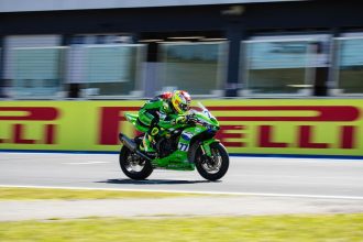 Parti de la 18ème place dans la course 2 en WorldSSP à Misano, le Suisse Dominique Aegerter (Kawasaki, numéro 77) a pu prendre quelques points en progressant jusqu&rsquo;à la 13ème place; il était même 11ème dans le dernier tiers de la course avant de se faire bousculer et de reperdre du terrain; son coéquipier Jeremy Alcoba, parti 19ème, est arrivé cinquième!