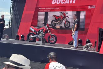 Ducati dévoile en avant-première à la World Ducati Week la Desmo 450 SM, une supermoto avec le mono 450 déjà vu dans la cross et l&rsquo;enduro, qui développe ici 63 ch à 9400 tr/min et 53,5 Nm à 7500 tr/min, avec un embrayage Suter Slipper, des freins avec étrriers Brembo Stylema et disques Galfer, pour un poids à sec de 109 kg, et une électronique de pointe