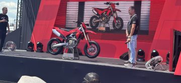 Ducati dévoile en avant-première à la World Ducati Week la Desmo 450 SM, une supermoto avec le mono 450 déjà vu dans la cross et l&rsquo;enduro, qui développe ici 63 ch à 9400 tr/min et 53,5 Nm à 7500 tr/min, avec un embrayage Suter Slipper, des freins avec étrriers Brembo Stylema et disques Galfer, pour un poids à sec de 109 kg, et une électronique de pointe