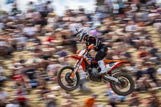 Le Suisse Jeremy Seewer (numéro 91) a fini sixième du Grand Prix de Grande Bretagne (Foxhill), pour le team indépendant Van Venrooy (KTM); Jeremy s&rsquo;était séparé du team officiel Ducati au début du mois de juillet, et a donc retrouvé un guidon pour continuer sa saison en championnat mondial de motocross
