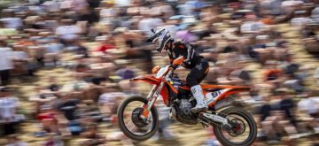 Le Suisse Jeremy Seewer (numéro 91) a fini sixième du Grand Prix de Grande Bretagne (Foxhill), pour le team indépendant Van Venrooy (KTM); Jeremy s&rsquo;était séparé du team officiel Ducati au début du mois de juillet, et a donc retrouvé un guidon pour continuer sa saison en championnat mondial de motocross