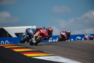En Moto2 (moteurs Triumph), Ivan Ortola (QJ Motor – R.O.M.E.A. – MSI, châssis Kalex, numéro 4) remporte le Grand Prix d&rsquo;Allemagne devant Daniel Holgado (CFMOTO Azul Marino Aspar, Kalex, numéro 96) et le deuxième du championnat Izan Guevara (Blu Cru Pramac Yamaha, Boscoscuro); le leader du championat Manuel Gonzalez (Liqui Moly Dynavolt Intact, Kalex) finit 6ème, derrière Senna Agius (Intact) et Taiyo Furusato (Idemitsu Honda Asia, Kalex)