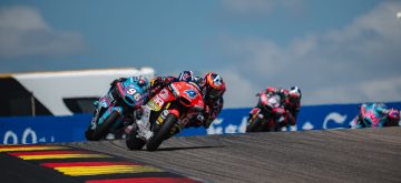 En Moto2 (moteurs Triumph), Ivan Ortola (QJ Motor – R.O.M.E.A. – MSI, châssis Kalex, numéro 4) remporte le Grand Prix d&rsquo;Allemagne devant Daniel Holgado (CFMOTO Azul Marino Aspar, Kalex, numéro 96) et le deuxième du championnat Izan Guevara (Blu Cru Pramac Yamaha, Boscoscuro); le leader du championat Manuel Gonzalez (Liqui Moly Dynavolt Intact, Kalex) finit 6ème, derrière Senna Agius (Intact) et Taiyo Furusato (Idemitsu Honda Asia, Kalex)