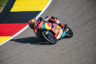 Brian Uriarte (team Red Bull KTM Ajo, KTM numéro 51) prend la pole Moto3 du Grand Prix d&rsquo;Allemagne, devant Marco Morelli (CFMOTO Gaviota Aspar, KTM) et Hakim Danish (Aeon Credit – MT Helmets – MSI, KTM); le leader du championnat et coéquipier de Morelli Maximo Quiles décroche le 4ème temps