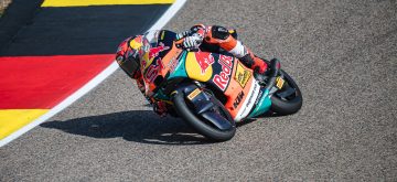 Brian Uriarte (team Red Bull KTM Ajo, KTM numéro 51) prend la pole Moto3 du Grand Prix d&rsquo;Allemagne, devant Marco Morelli (CFMOTO Gaviota Aspar, KTM) et Hakim Danish (Aeon Credit – MT Helmets – MSI, KTM); le leader du championnat et coéquipier de Morelli Maximo Quiles décroche le 4ème temps