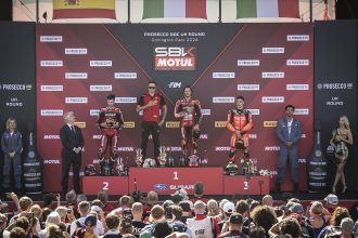 Nicolo Bulega (Ducati), parti de la première position, remporte la course numéro 2 à Donington, devant son coéquipier Iker Lecuona qui lui était dixième sur la grille de départ (!) et Yari Montella (team indépendant Barni, Ducati); les deux équipiers du team Bimota by Kawasaki Axel Bassani et Alex Lowes prennent la 4ème et la 5ème places; Ducati a d&rsquo;ores et déjà remporté le titre constructeur dans ce championnat