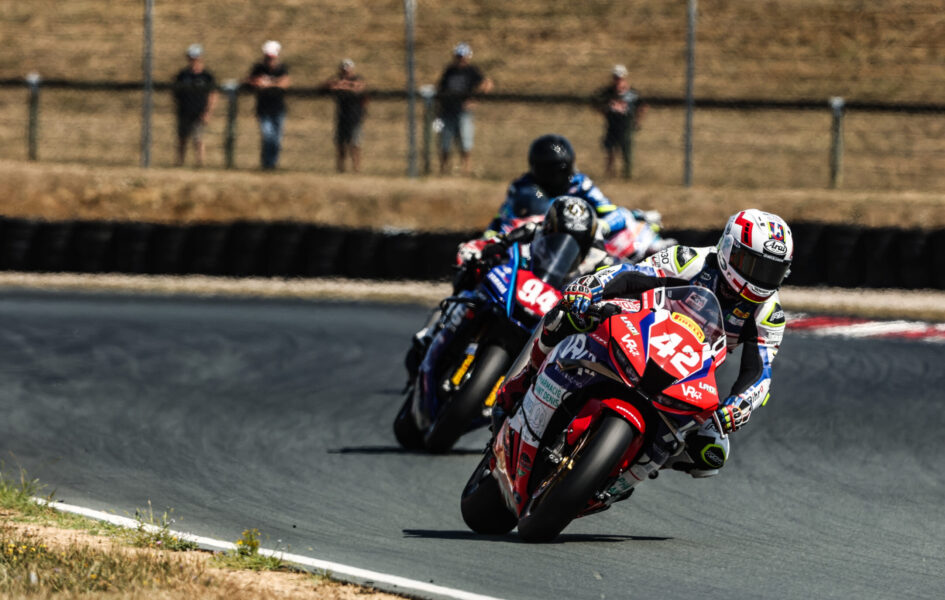 FSBK – Le Fribourgeois Noan Vasta en tête des Superbike Production au Vigeant